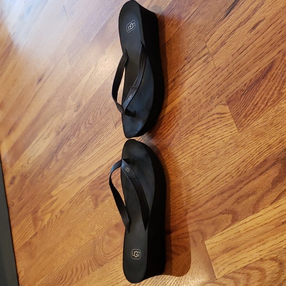 UGG Flip Flop Sandals - Black- size: 7 - Picture 6 of 10